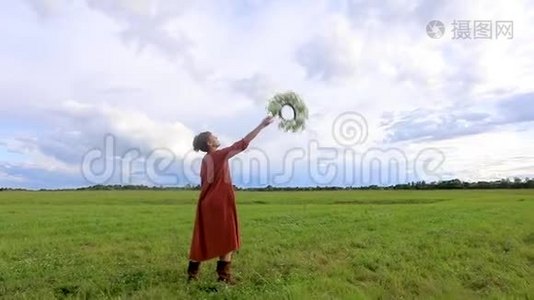 一个穿着国装的女孩抛出一个花圈。 慢动作视频