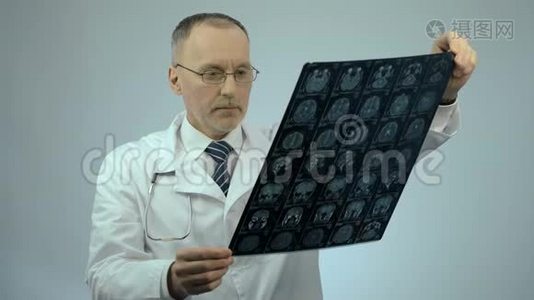 神经外科医生检查核磁共振成像，看相机，医疗服务视频