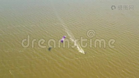 夏天，风筝在大风天气下在海上乘风破浪视频