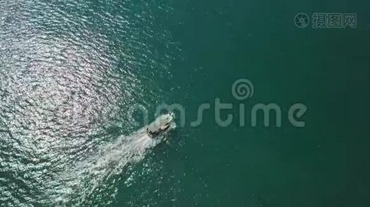 鸟`s眼观.. 在海上漂浮的摩托艇视频