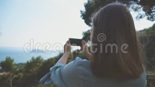 女人拍照。视频