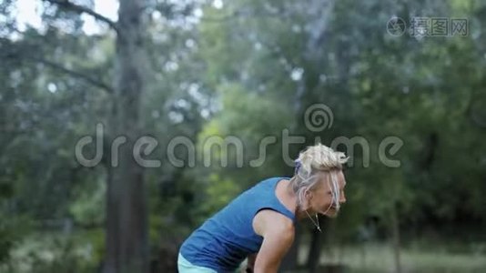 美丽的微笑，运动健身女子在公园打羽毛球。视频