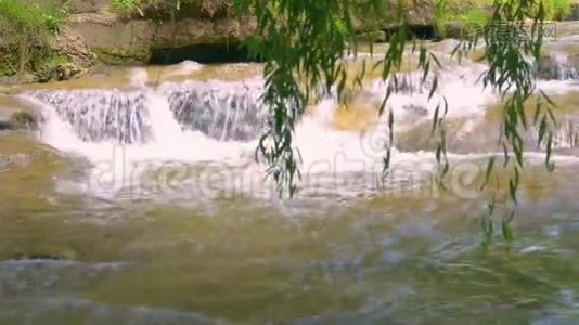奥尔霍夫卡河的河床，位于基斯洛沃茨克市、医疗、度假胜地、高山公园。视频
