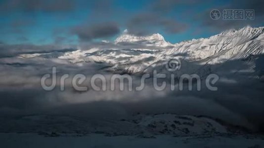 雪山和云的全景视频