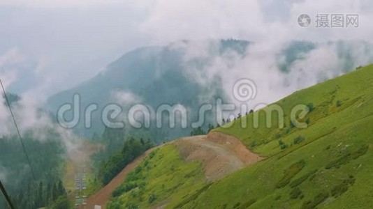 从移动的椅子升降台可以看到山地草地和椅子升降台视频