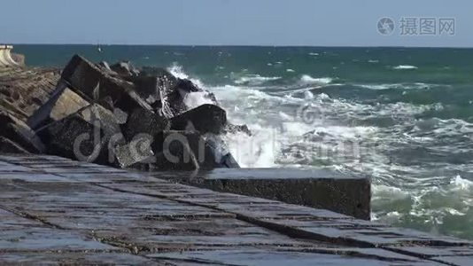 海上风暴。 巨大的波浪在混凝土海岸保护上破碎。 乌克兰黑海敖德萨湾视频