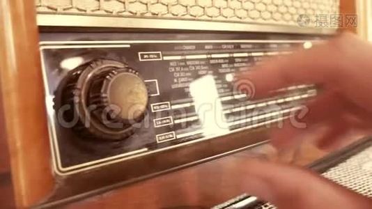木箱里的老式收音机。视频