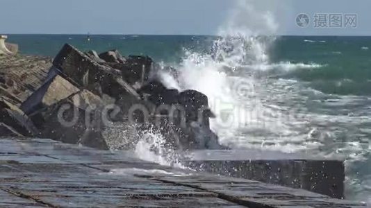 海上风暴。 巨大的波浪在混凝土海岸保护上破碎。视频