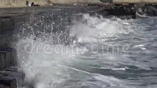 海上风暴。 巨大的波浪在混凝土海岸保护上破碎。视频