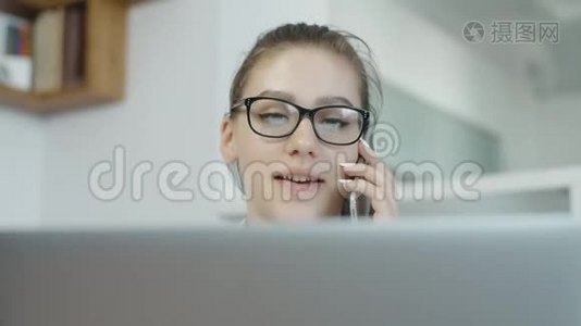 快乐的学生女孩，用手提电脑，在社交网络中聊天，微笑视频