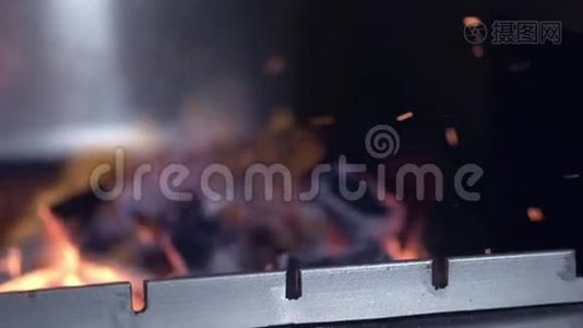 烤肉。 煤在火中燃烧. 准备煮肉视频