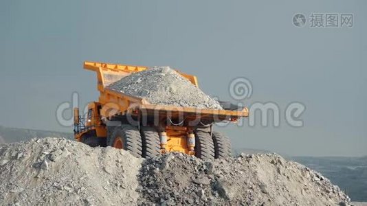 重型采矿卡车在采石场卸货。 采矿业。视频