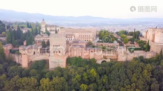 西班牙城堡阿尔罕布拉。 宫殿和堡垒建筑群位于安达格拉纳达。 无人机的空中视频片段。 粉色视频