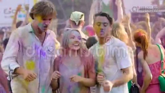 快乐的人们在霍利节活动音乐，朋友被彩色颜料覆盖视频