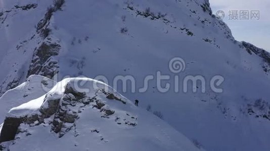 鸟瞰雪山雪山雪山。冬季运动视频