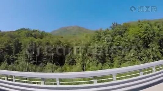 汽车在夏季的公路上行驶。 场景。 乘车前往阳光路.. 山区视频