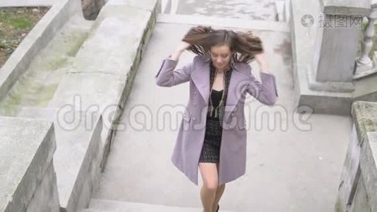 穿外套的漂亮女人爬楼梯视频