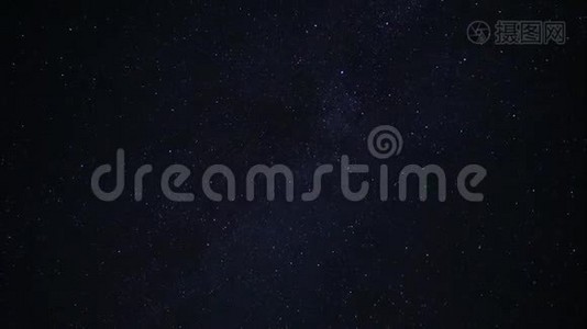 星空上的星斗.. 迷人的奇观。 夜空的树冠后面.. 星空上的星斗视频