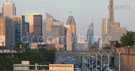 多伦多市中心4K高速公路的黄昏景色视频