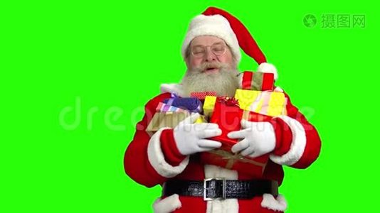 圣诞老人拿着礼物，绿色的屏幕。视频
