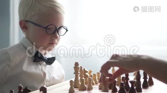 男孩在桌旁下棋视频