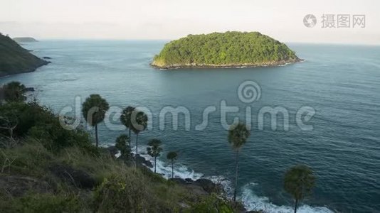早上在普吉岛西海岸看到安达曼海的景色，从山上看到一个岛屿在海里。视频
