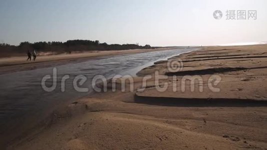 沙漠般的纹理沙子-波罗的海海湾海滩与白沙在日落-4K视频与缓慢的相机移动视频