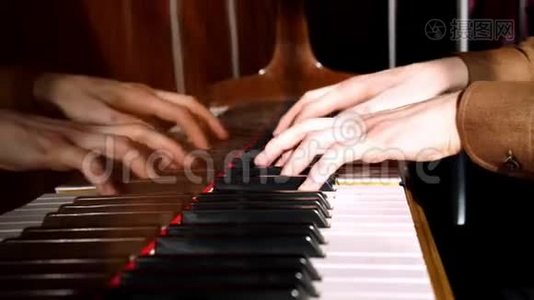 钢琴家弹钢琴。 把手举起来。 4K. 著名的钢琴。视频