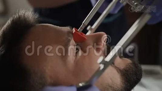 在牙医`约会的年轻人。 安装脸弓视频