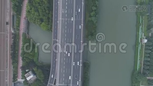 2018年9月25日。 中国，苏州城市。 空中无人机飞越道路交通。 二级道路路口.. 上景。 4K视频