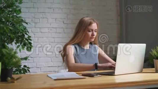 女人关上笔记本电脑，结束工作日视频