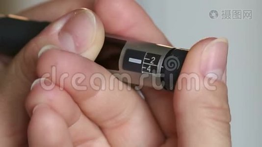 女人按下胰岛素笔注射胰岛素。视频