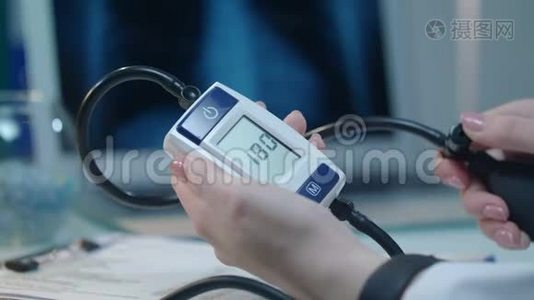 血压监测仪。 测量心脏压力的医疗设备视频