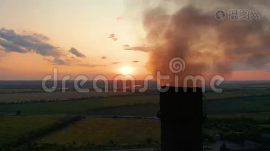 空中观景。 管道向天空扔烟.. 工业工厂的空气污染。视频