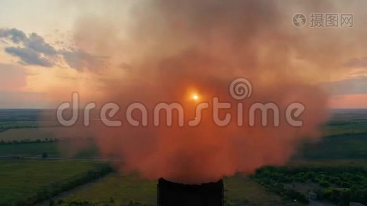 空中观景。 管道向天空扔烟.. 工业工厂的空气污染。视频