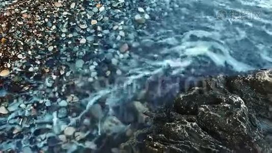 深蓝色海水拍打着岩石海岸线。 关闭海浪视频