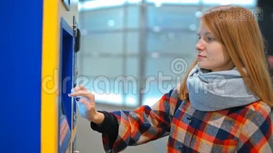 年轻女士正在用自动售货机买票，用现金支付账单视频