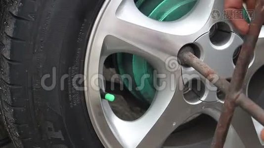 机械手转动车轮上的螺母视频