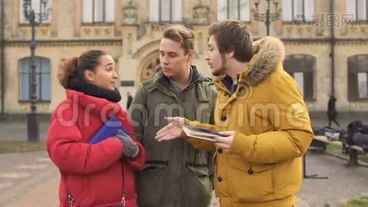 三位年轻学生在大学附近交谈视频