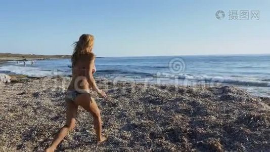 成年女性在海滨玩得很开心视频