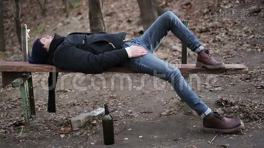 喝了太多酒后生病的青少年，沮丧的家伙躺在长凳上视频