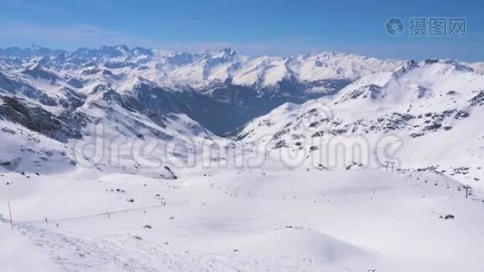 雪山和山坡滑雪者令人叹为观止的全景视频