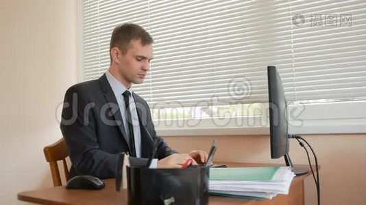 有魅力的女商人在办公室处理电脑和文件。 桌子上的长矛视频