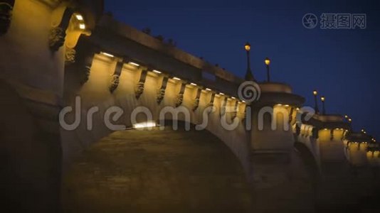 巴黎塞纳河上的夜桥，人们在拍照视频