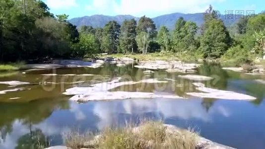 高山河与天空下的野生大自然相映成趣视频