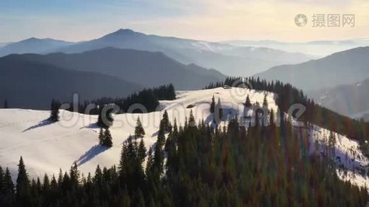 日出时绿林和雪山视频