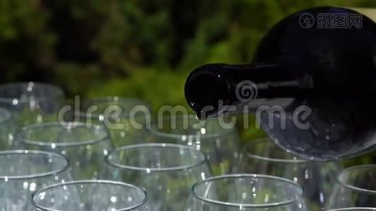 酒从瓶子里倒入玻璃杯，慢动作视频