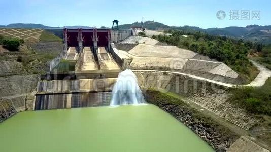 空中景观溢流堰与混凝土堤岸视频