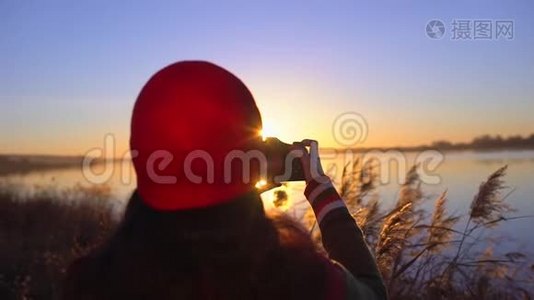 旅游少女旅行者女摄影师拍照，少女拍海滩湖照片.. 女人拍照视频