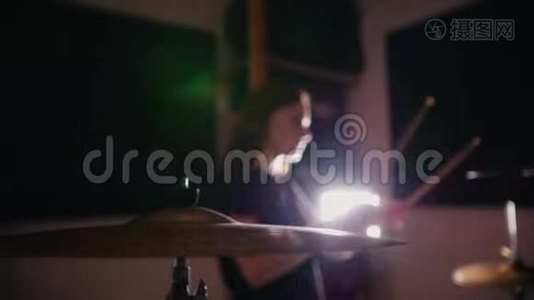在车库摇滚乐队有着黑发的漂亮女鼓手视频